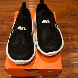 NIB Toddler size 6C Nike Flex Runner 2 Black & White